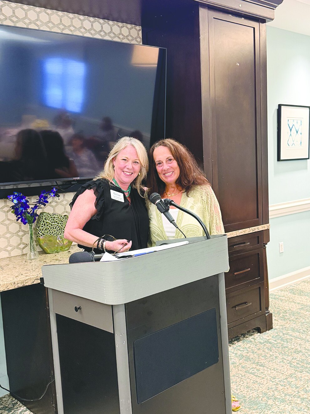 Sally Berenzweig and incoming chapter president Felice Rosen at the podium